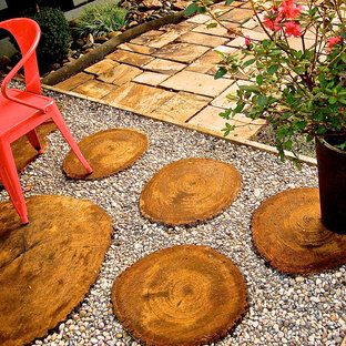 Esempio di un patio o portico etnico di medie dimensioni e dietro casa con ghiaia e nessuna copertura