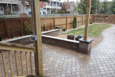 Diseño de patio moderno de tamaño medio en patio trasero con jardín de macetas, adoquines de hormigón y pérgola