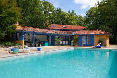 Стильный дизайн: большой прямоугольный бассейн на заднем дворе в средиземноморском стиле с домиком у бассейна - последний тренд