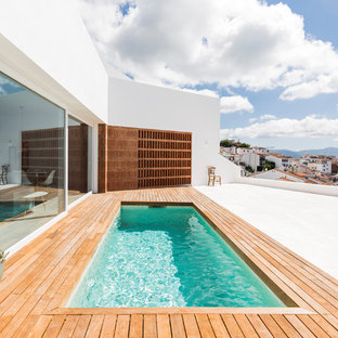 Idee per una piccola piscina monocorsia mediterranea rettangolare nel cortile laterale con una dépendance a bordo piscina e pedane