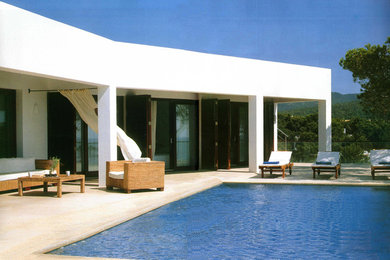 Diseño de piscina alargada mediterránea de tamaño medio rectangular en patio con losas de hormigón
