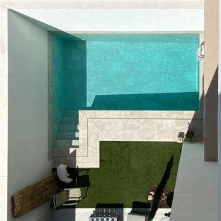Idee per una piscina a sfioro infinito minimal a "L" di medie dimensioni e dietro casa con piastrelle