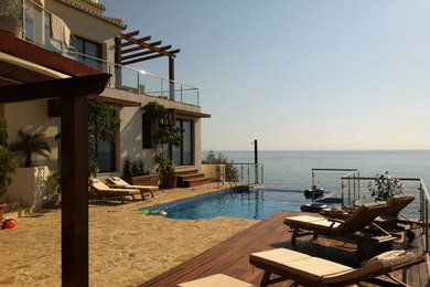 他の地域にある高級な中くらいな地中海スタイルのおしゃれなプールの写真