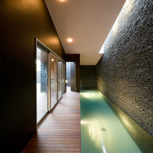Modelo de piscina actual, pequeña, rectangular y interior, con entablado