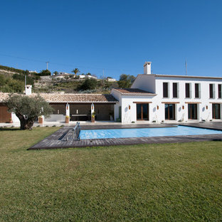 Diseño de piscina natural, mediterránea, rectangular, con entablado