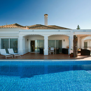 Foto de piscina mediterránea, a medida, en patio trasero