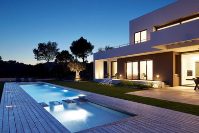 Foto de piscina alargada minimalista de tamaño medio rectangular en patio delantero