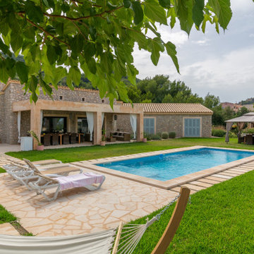 Construcción de piscina, baños exteriores, jardines y muros de piedra