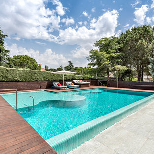 Esempio di una piscina contemporanea rettangolare di medie dimensioni con pedane