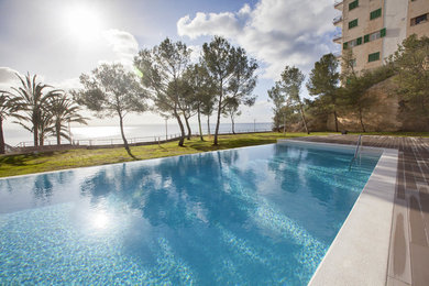 Diseño de casa de la piscina y piscina alargada mediterránea de tamaño medio rectangular en patio