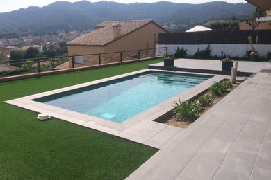 Diseño de casa de la piscina y piscina alargada contemporánea de tamaño medio rectangular