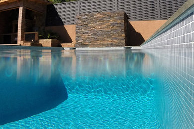 Modelo de casa de la piscina y piscina alargada mediterránea de tamaño medio rectangular