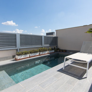 Diseño de piscina contemporánea, de tamaño medio, rectangular, en azotea, con suelo de baldosas