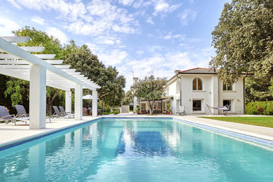 Diseño de casa de la piscina y piscina alargada costera extra grande rectangular con suelo de baldosas