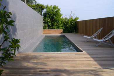 Ejemplo de piscina alargada contemporánea de tamaño medio rectangular en patio
