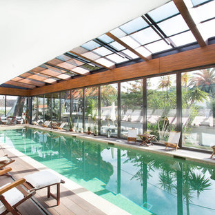 Foto de piscina alargada, actual, extra grande, interior y rectangular
