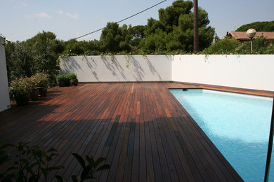Diseño de piscina alargada clásica renovada de tamaño medio a medida