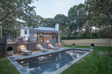 Ejemplo de piscina de estilo de casa de campo de tamaño medio rectangular en patio trasero