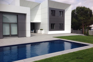 Foto de casa de la piscina y piscina alargada contemporánea de tamaño medio rectangular en patio trasero