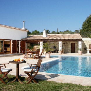 Imagen de piscina mediterránea, grande, rectangular, en patio trasero, con adoquines de piedra natural