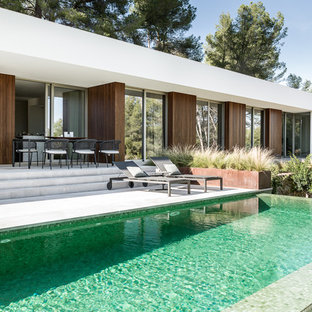 Imagen de piscina infinita, actual, rectangular