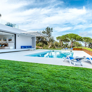 Foto de piscina alargada, mediterránea, de tamaño medio, rectangular, en patio trasero