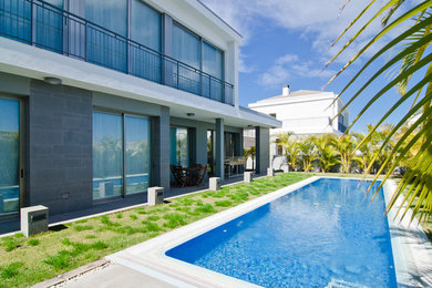 Ejemplo de casa de la piscina y piscina alargada mediterránea de tamaño medio rectangular en patio delantero