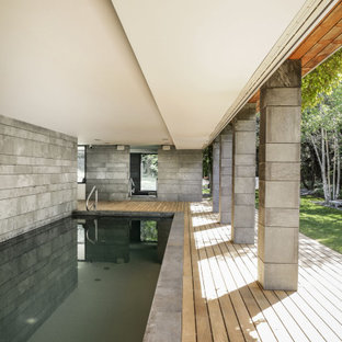 Imagen de piscina alargada, actual, rectangular, con entablado