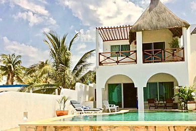 Diseño de casa de la piscina y piscina alargada mediterránea pequeña a medida en patio delantero con adoquines de piedra natural