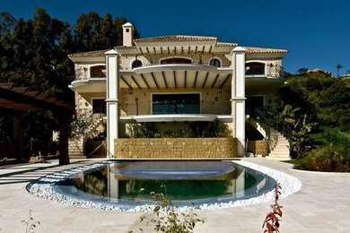 Foto de casa de la piscina y piscina alargada mediterránea de tamaño medio a medida en patio delantero