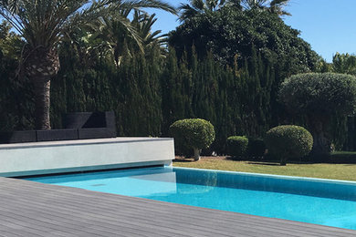 Diseño de casa de la piscina y piscina alargada actual de tamaño medio rectangular en patio con entablado