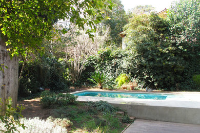 Pequeña piscina en jardín