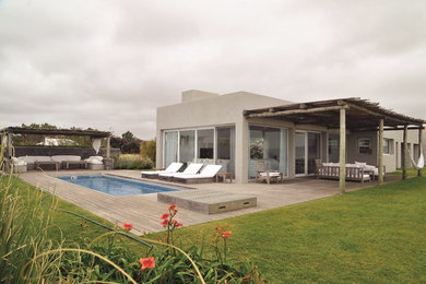 Imagen de piscina alargada costera rectangular en patio lateral