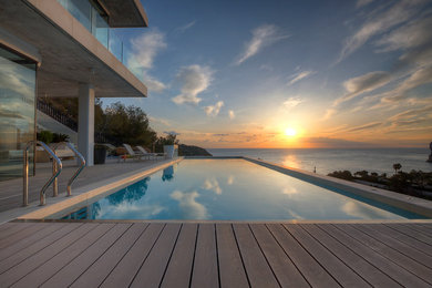 Diseño de casa de la piscina y piscina infinita mediterránea grande rectangular