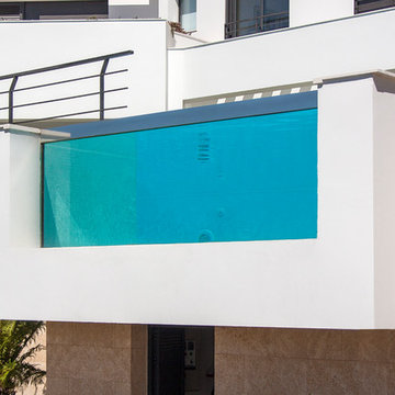 Piscina con pared de cristal