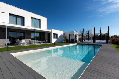 Ejemplo de piscina alargada moderna grande rectangular
