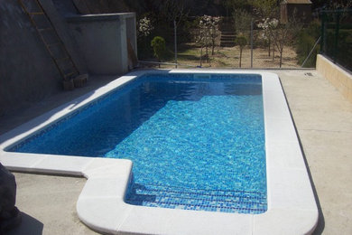 Ejemplo de casa de la piscina y piscina alargada rústica de tamaño medio rectangular