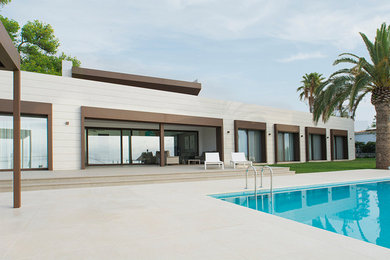 Imagen de casa de la piscina y piscina alargada contemporánea de tamaño medio rectangular en patio delantero