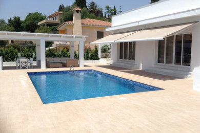 Foto de piscina alargada mediterránea grande rectangular