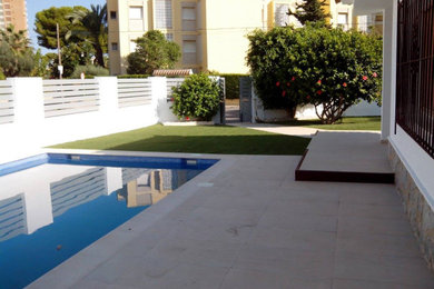 Imagen de piscina natural moderna grande rectangular en patio