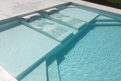 Modern inredning av en pool