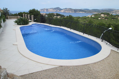 Foto de casa de la piscina y piscina alargada clásica renovada de tamaño medio tipo riñón en patio delantero