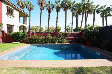 Imagen de piscina alargada moderna rectangular