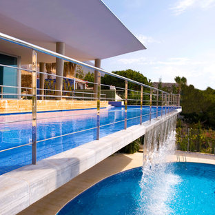 Imagen de piscina con fuente infinita mediterránea