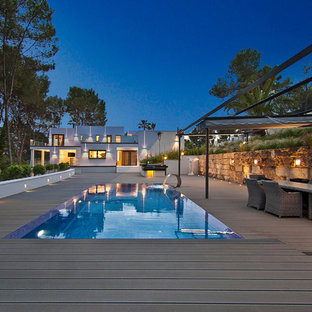 Diseño de piscina alargada, contemporánea, de tamaño medio, rectangular, con entablado