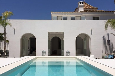 Diseño de piscina alargada mediterránea rectangular