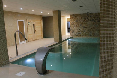 Ejemplo de piscina contemporánea interior