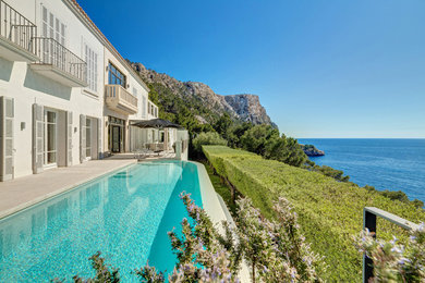 Diseño de casa de la piscina y piscina alargada mediterránea de tamaño medio rectangular en patio delantero