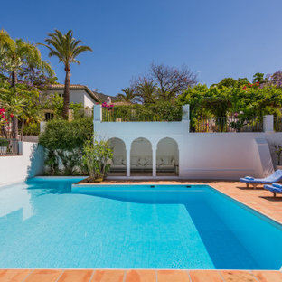 Diseño de piscina mediterránea, rectangular, con suelo de baldosas