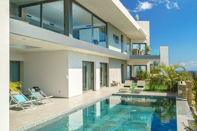 Diseño de casa de la piscina y piscina infinita actual de tamaño medio rectangular